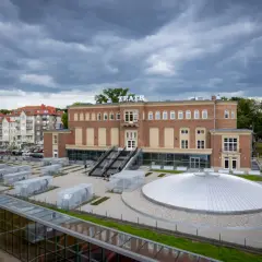 Nowy Teatr Polski w Szczecinie, kiedy otwarcie? Budynek z cegły z napisem "TEATR" i nowoczesną kopułą.