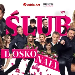 Aktorzy w czerniach, wśród różowych płatków, tworzą ślub doskonały spektakl.