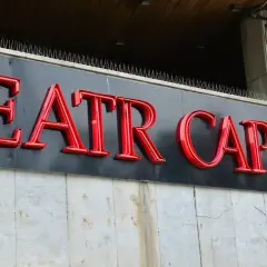 Teatr Capitol - czerwone, neonowe litery na czarnym tle. Zastanawiasz się, o co biega w tym teatrze?