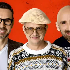 Trzech panów z kabaretu Neo-Nówka w świątecznych swetrach i z uśmiechem na twarzy.