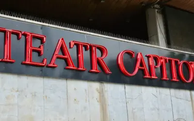 Teatr Capitol - czerwone, neonowe litery na czarnym tle. Zastanawiasz się, o co biega w tym teatrze?