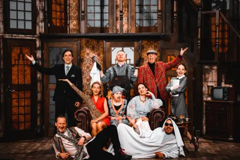 Aktorzy na scenie teatru. Widać ich radość i zaangażowanie, czego nie widać to kulisy, ale czuć magię tego kwadratu.