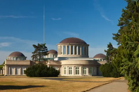 Muzeum Narodowe we Wrocławiu, z jego charakterystycznymi kopułami, zaprasza do odkrywania sztuki współczesnej.