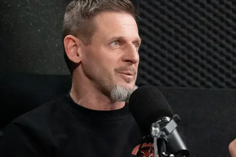 Michał Wójcik z kabaretu Ani Mru-Mru w studiu, przed mikrofonem.