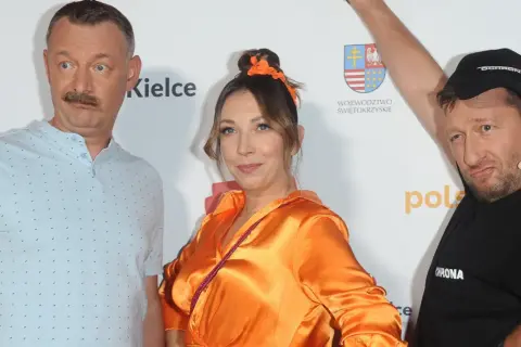Kabaret Nowak skład: Robert Motyka, Joanna Kołaczkowska i Bartosz Gajda pozują do zdjęcia.