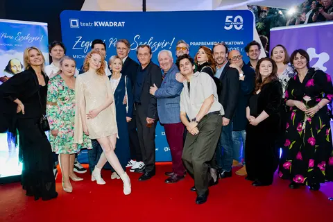 Obsada spektaklu "Pan Szekspir za jakie grzechy" Teatru Kwadrat pozuje do zdjęcia.