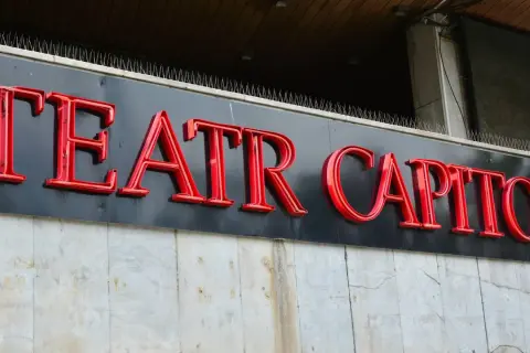 Teatr Capitol - czerwone, neonowe litery na czarnym tle. Zastanawiasz się, o co biega w tym teatrze?