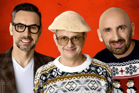 Trzech panów z kabaretu Neo-Nówka w świątecznych swetrach i z uśmiechem na twarzy.