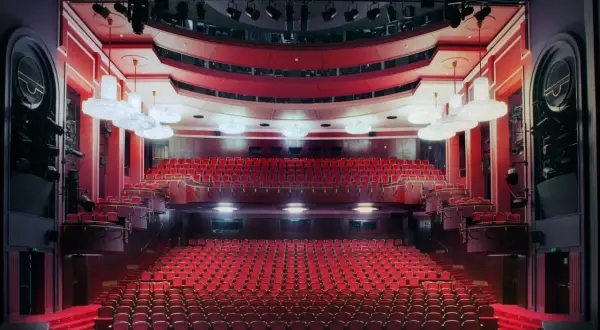 Czerwone fotele teatru w Warszawie czekają na widzów. Co jest grane?
