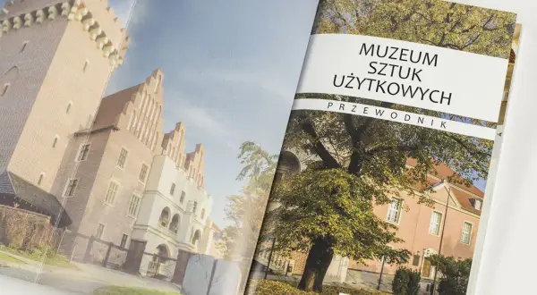 Przewodnik po Muzeum Sztuki Użytkowej w Poznaniu. Na okładce zabytkowe budynki i jesienne drzewa.