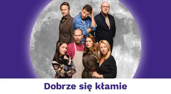 Aktorzy w teatralnym kadrze, na tle księżyca. Czy w tej historii "Dobrze się kłamie"?