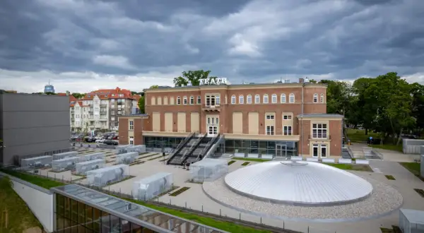 Nowy Teatr Polski w Szczecinie, kiedy otwarcie? Budynek z cegły z napisem "TEATR" i nowoczesną kopułą.