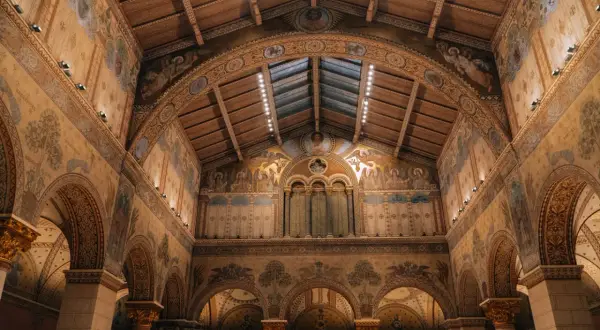 Wnętrze muzeum sztuk pięknych w Budapeszcie. Bogato zdobione ściany i sklepienie z mozaikami i malowidłami.