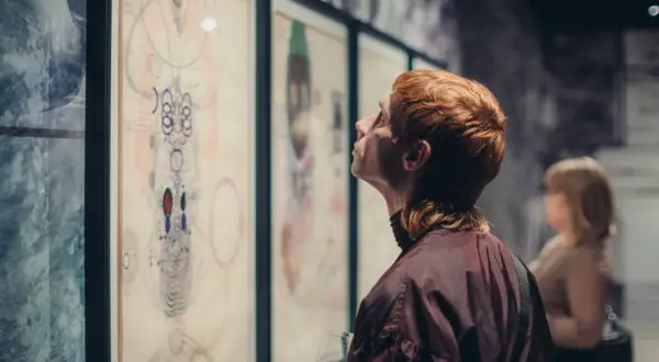 Odwiedzający podziwia abstrakcyjne dzieła w muzeum sztuki nowoczesnej w Budapeszcie.