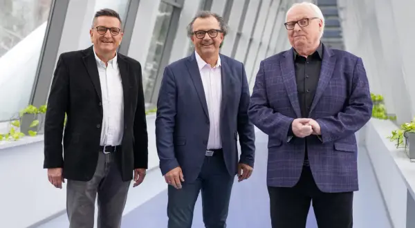 Trzech mężczyzn w garniturach, wyglądają jakby mieli zaraz zacząć występ. Ot to kabaret!
