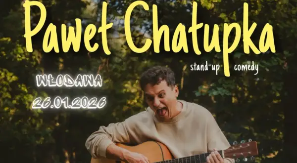 Paweł Chałupka stand up w Włodawie 26.01.2026. Komik z gitarą, wesoło śpiewa i gra.