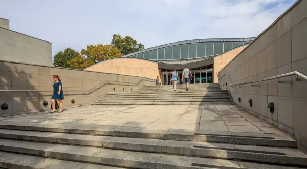 Ludzie wchodzą po schodach do muzeum sztuki japońskiej.