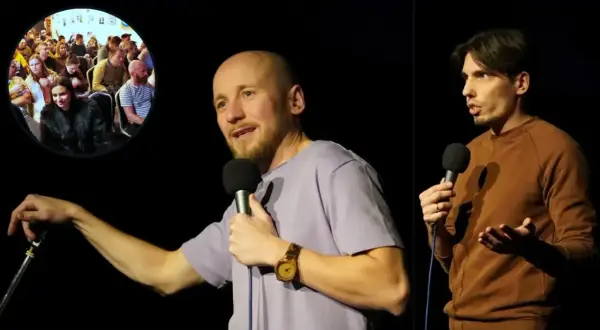 Damian Skóra stand up na scenie, rozbawiając publiczność. W tle widać fragment widowni.