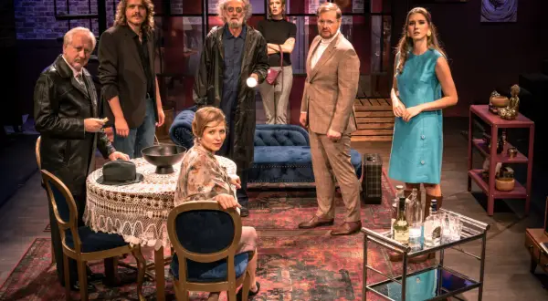 Aktorzy w teatralnej scenografii, przygotowujący się do spektaklu czarna komedia.