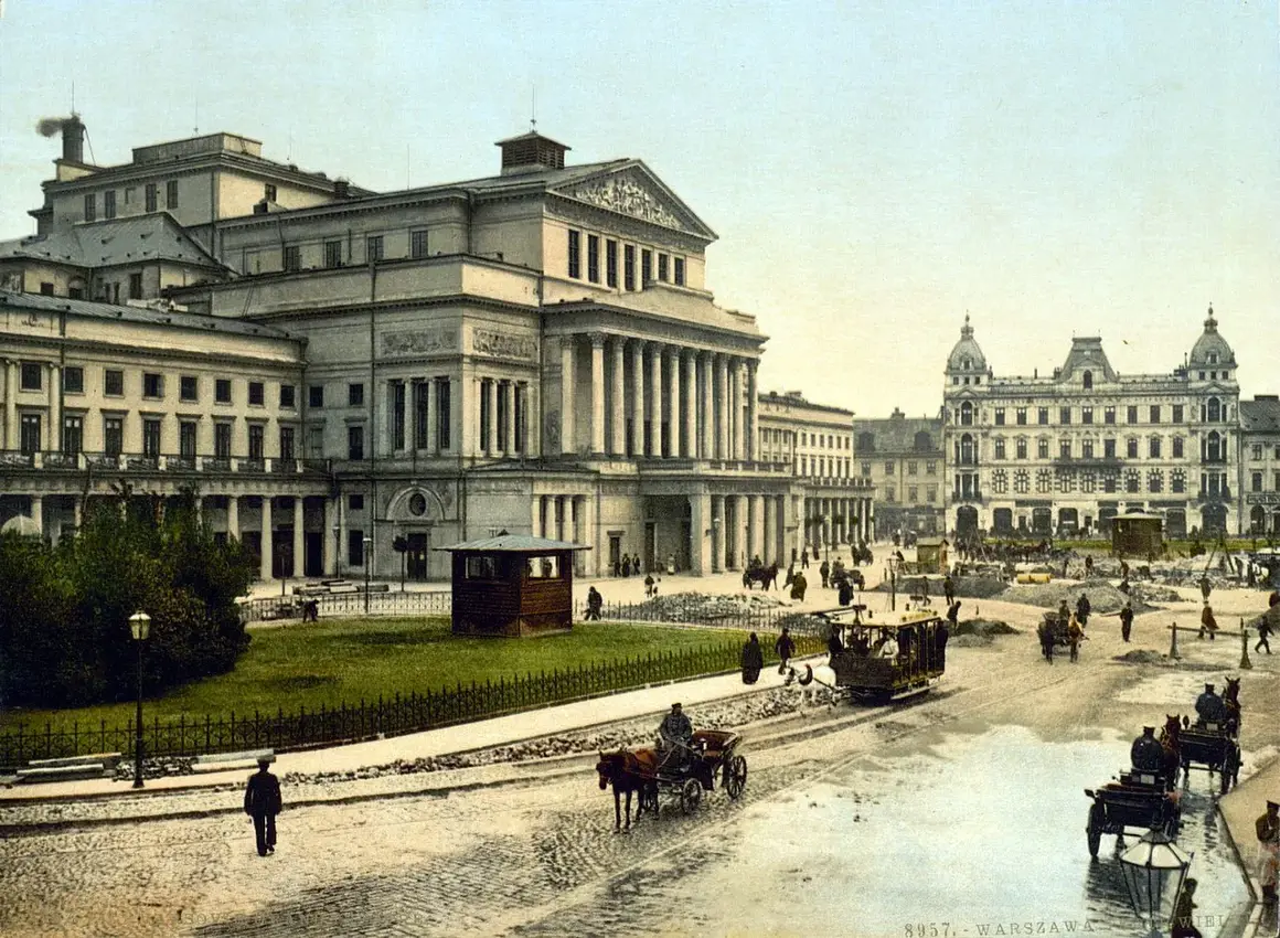 Teatr Wielki w Warszawie z epoki, z dorożkami i przechodniami na brukowanej ulicy.
