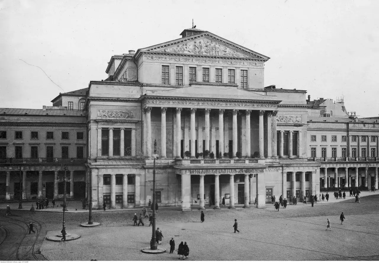 Teatr Wielki w Warszawie, który założył Teatr Narodowy, z kolumnadą i ludźmi na placu.