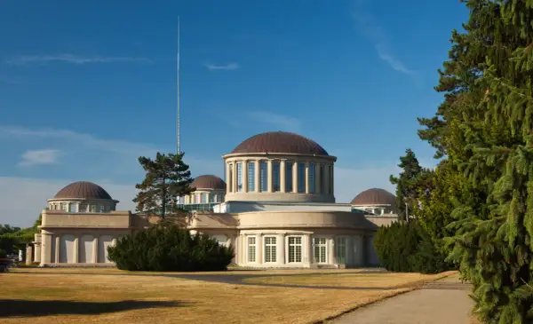 Muzeum Narodowe we Wrocławiu, z jego charakterystycznymi kopułami, zaprasza do odkrywania sztuki współczesnej.
