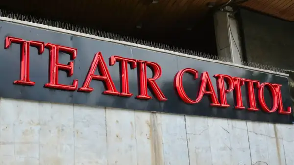 Teatr Capitol - czerwone, neonowe litery na czarnym tle. Zastanawiasz się, o co biega w tym teatrze?